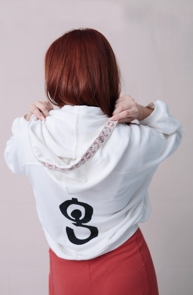 Delin Crop HoodieHoodieCozy crop hoodie, brick red, featuring an additional rib collar in the front for extra comfort and warmth and a big 'g' print across the back. The lowered shoulder sGlobalistinaDelin Crop HoodieGlobalistina