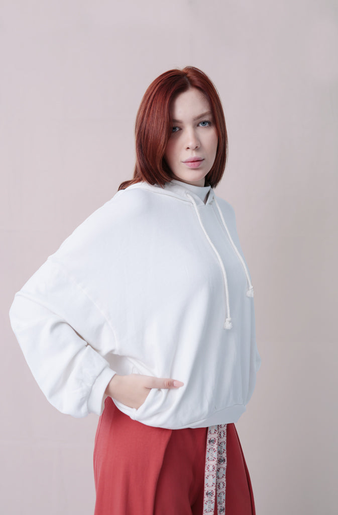 Delin Crop HoodieHoodieCozy crop hoodie, brick red, featuring an additional rib collar in the front for extra comfort and warmth and a big 'g' print across the back. The lowered shoulder sGlobalistinaDelin Crop HoodieGlobalistina