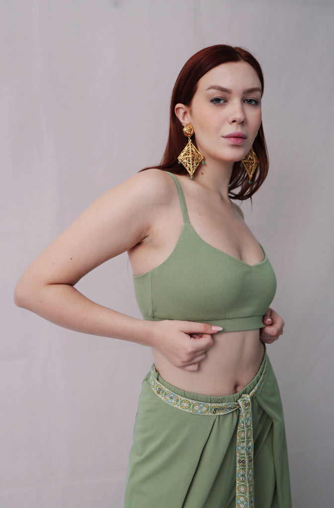 Isla BraletteBraletteIs it a bra? Is it a top? Completely up to you.We love it in combination with an unbuttoned Busan shirt and the Kynuna high waisted trousers. But it also works perfeGlobalistinaIsla BraletteGlobalistina