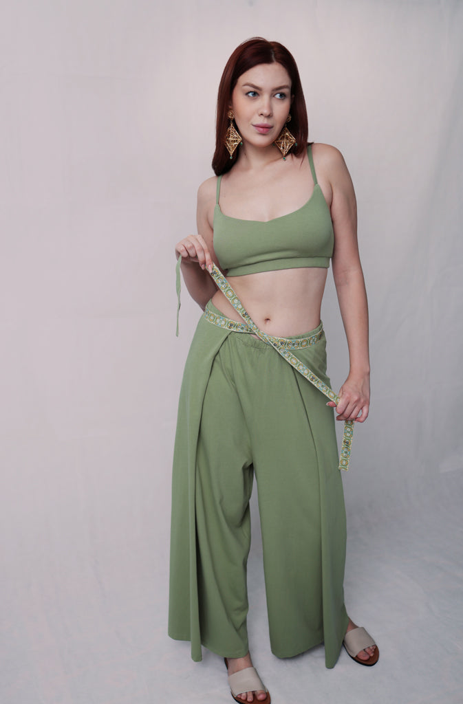 Isla BraletteBraletteIs it a bra? Is it a top? Completely up to you.We love it in combination with an unbuttoned Busan shirt and the Kynuna high waisted trousers. But it also works perfeGlobalistinaIsla BraletteGlobalistina