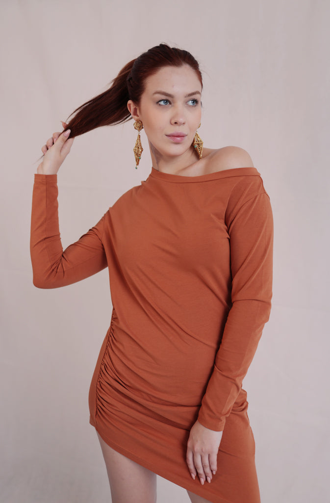 Solda TunicTopsThis sleek, long-sleeve tunic top features an off-the-shoulder design that accentuates your neckline and flatters the shoulders. The asymmetric bottom hem adds a touGlobalistinaSolda TunicGlobalistina